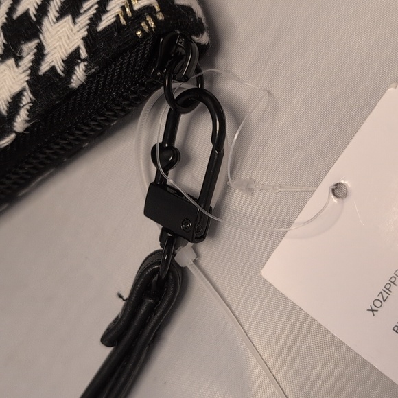 Betsey Johnson Black, White, Gold Houndstooth Zip Around Wristlet Clutch Wallet - Picture 7 of 12
